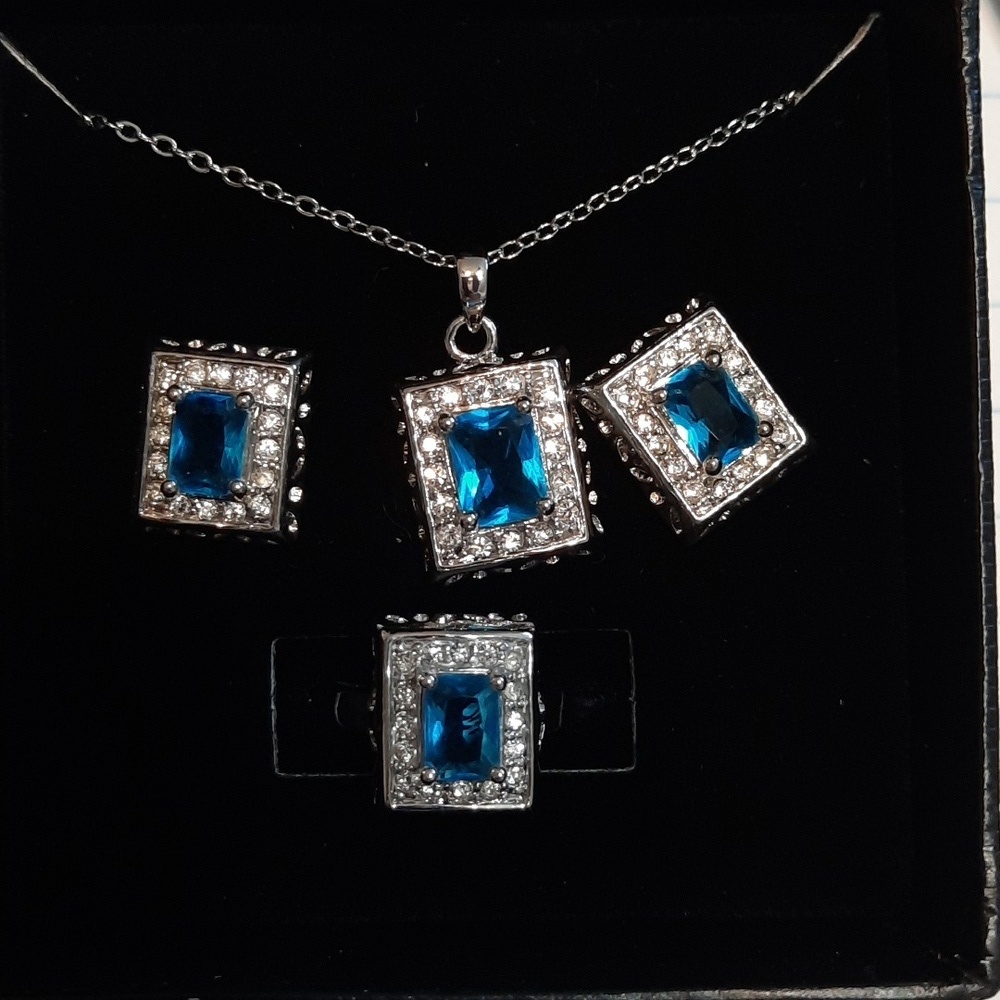 Necklace set blue stones New in box ❤️❤️💜💜